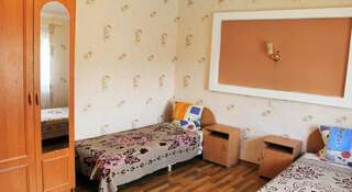 Гостиница Гостевой Дом Юлия Феодосия Улучшенный двухместный номер с 1 кроватью или 2 отдельными кроватями-1
